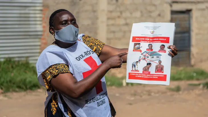 Vanny Birungi, eine Freiwillige des Roten Kreuzes, Ende Mai während einer öffentlichen Sensibilisierungskampagne inmitten des Ebola-Ausbruchs in Bunia