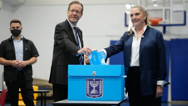Der israelische Präsident Izchak Herzog bei der Stimmabgabe am Dienstag in Jerusalem
