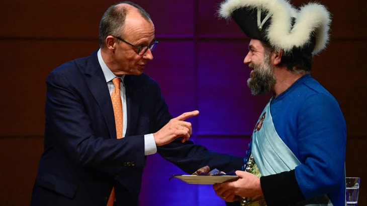 Genug gearbeitet? Merz bekommt am Mittwochabend zum Abschied Halloren mit auf den Weg.