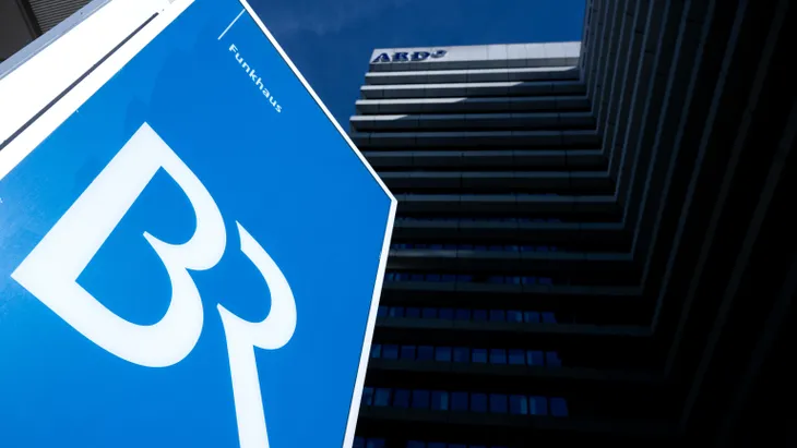 Das Logo des Bayerischen Rundfunks am Funkhaus in München