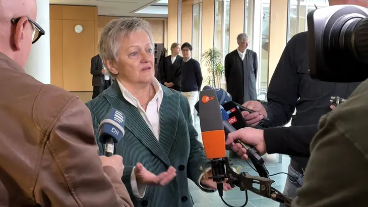 Renate Künast (Bündnis 90/Die Grünen) spricht vor Pressevertretern am Bundesgerichtshof in Karlsruhe.
