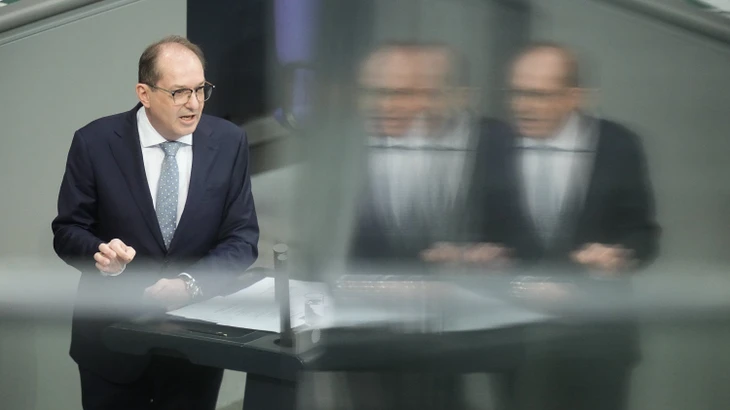 Alexander Dobrindt (CSU), Bundesinnenminister, spricht in der Debatte zum Bundeshaushalt im Bundestag Ende November.