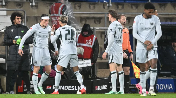 Fabian Reese (links) lässt Wolfsburg früh jubeln, zum Sieg reicht es trotzdem nicht.