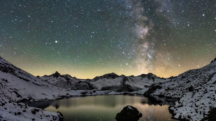 Nachthimmel über dem Schwarzsee in den Zillertaler Alpen, in dem sich die Milchstraße spiegelt.