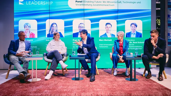 KI braucht menschliche Urteilskraft: Prof. Dr. Uwe Schneidewind, Ines Knecht, Prof. Dr. Ingrid Kissling-Näf und Marc Werheid erörtern mit Moderator Prof. Dr. René Schmidpeter neue Kompetenzen und verantwortungsvolle Führung im Wandel.