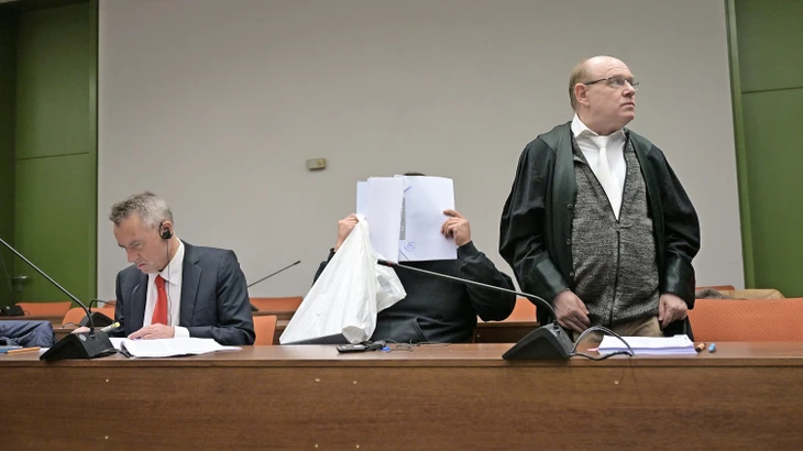 Der Angeklagte im Prozess wegen versuchten Mordes und Vergewaltigung sitzt zwischen seinem Dolmetscher (links) und seinem Anwalt Bernhard Welke (rechts).