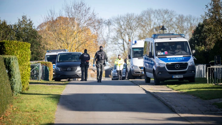 Polizeiautos stehen im Rahmen der Ermittlungen Anfang November vor einem Wohnhaus in Reimershagen.