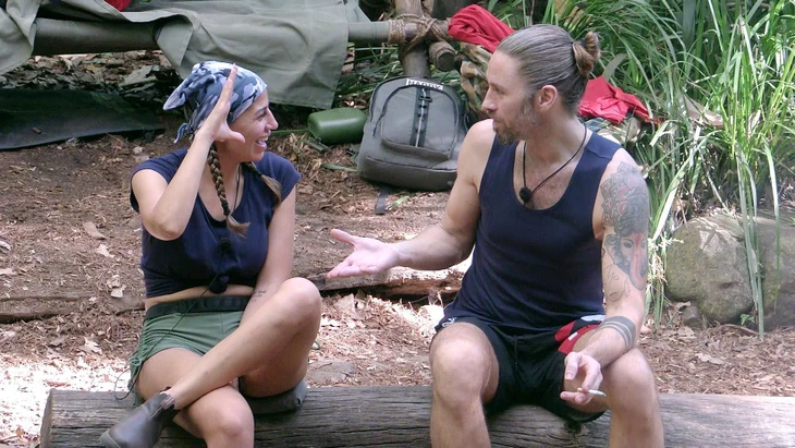 Eva Benetatou fragt Gil Ofarim: „Wenn ich dich zu meinem Podcast einladen würde, der ‚Nothing But The Truth‘ heißt, würdest du dann kommen?“