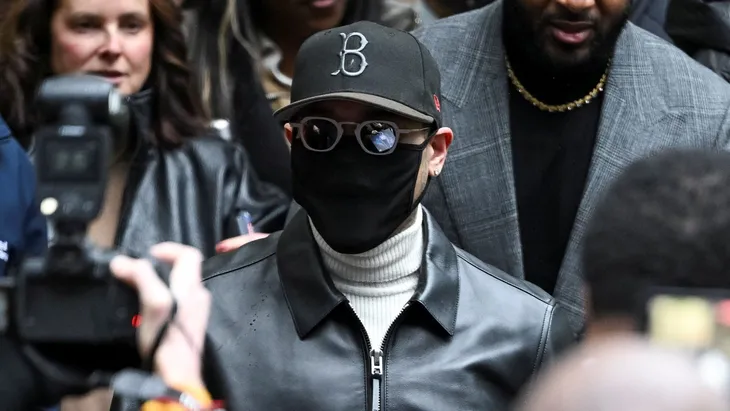 Mit schwarzer Maske und Kappe: Chris Brown verlässt den Southwark Crown Court nach dem Urteil am Montag