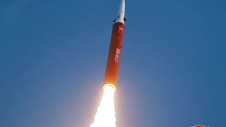 Eine von der staatlichen nordkoreanischen Nachrichtenagentur KCNA Anfang Oktober zur Verfügung gestellte Aufnahme soll den Start einer ballistische Rakete in der östlichen Region des Landes zeigen.