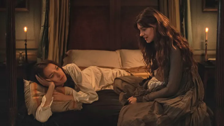 Geständnisse unter Schwestern: Esmé Creed-Miles (links) als Marianne und Daisy Edgar-Jones als Elinor in „Sinn und Sinnlichkeit“.