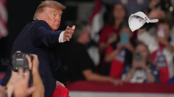 Kappen ins Volk zu werfen, zählt nicht als Bestechung. Doch fürchten Analysten, dass Donald Trump auch mit unlauteren Mitteln um seinen Wahlsieg kämpfen wird.