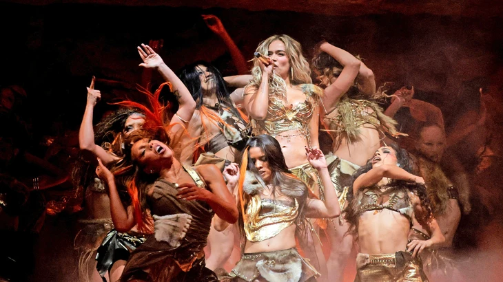 In Coachella: Karol G tritt mit ihren Tänzerinnen auf dem Festival in der kalifornischen Wüste auf.