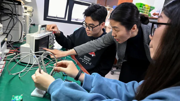 Pham Nguyen Thanh Loan, Dozentin an der Universität für Wissenschaft und Technologie in Hanoi, unterrichtet Studierende im Labor der Hochschule.