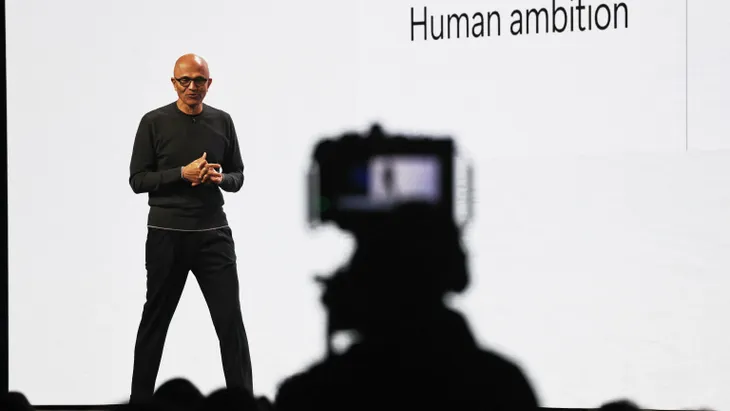 Alle Augen auf Satya Nadella: der Vorstandsvorsitzende von Microsoft auf einer Veranstaltung in Köln