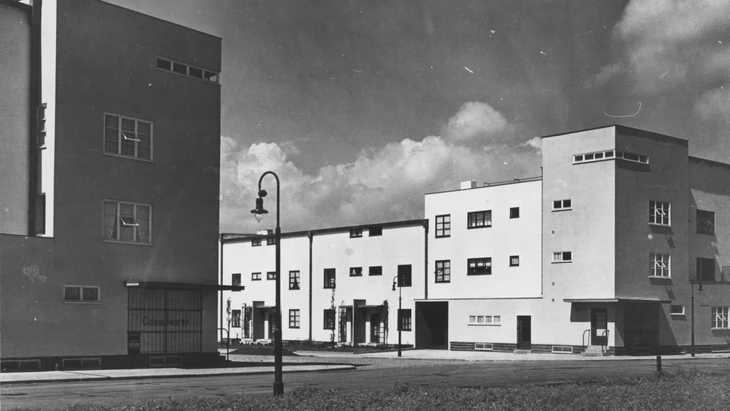 Raffinierte Staffelung: Blick in die Kurhessenstraße, die Teil der Siedlung Höhenblick war, der kleinsten Anlage des Neuen Frankfurt.