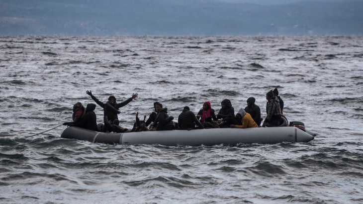 Migranten im Februar 2020 auf einem Boot vor der unweit von Ikaria gelegenen Insel Lesbos