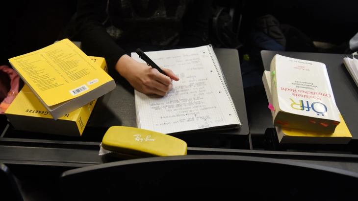 Gut vorbereitet auf Papier - schlecht vorbereitet im Hinblick auf KI. Die deutschen Jurastudenten.