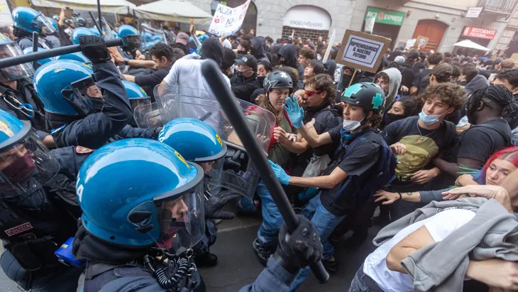 Demonstranten und Polizisten geraten am 17. Oktober in Mailand aneinander.