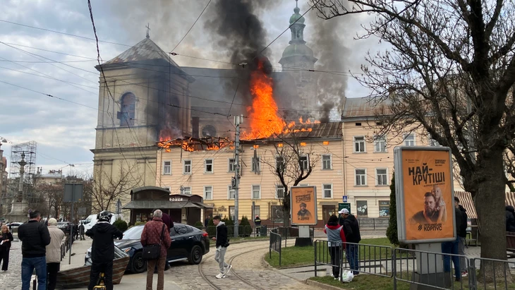 Nach dem russischen Drohnenangriff auf Lwiw (Lemberg) am Dienstag strömen Menschen zum Einschlagsort.