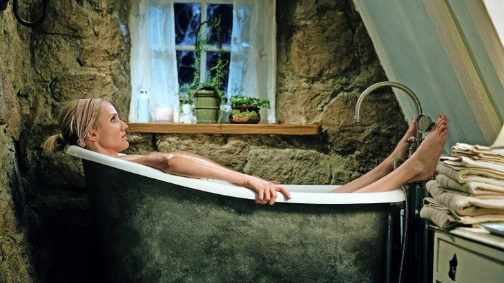 Die neue Wanne ist ein bisschen kurz geraten: Cameron Diaz im Film „Liebe braucht keine Ferien“
