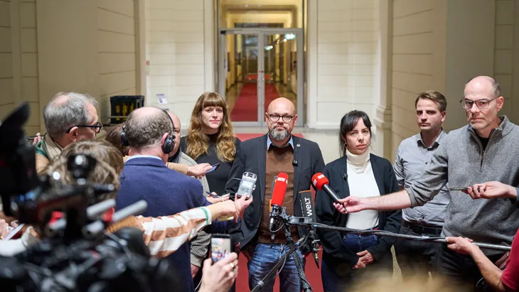 Kerstin Wolter, Tobias Schulze, Elif Eralp und Maximilian Schirmer in einer Pause der Fraktionssitzung der Linken am Dienstag
