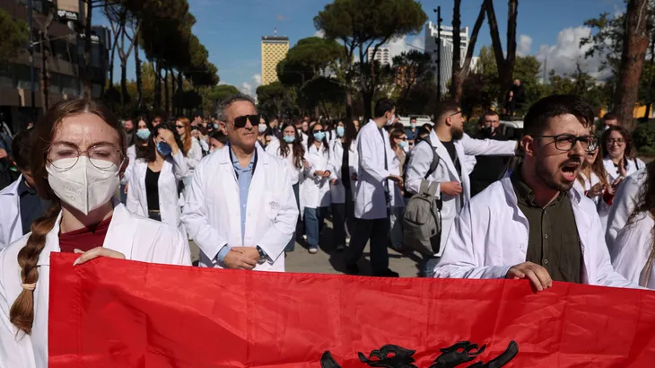 Medizinstudenten und Mediziner am Freitag bei regierungskritischen Protesten in Tirana