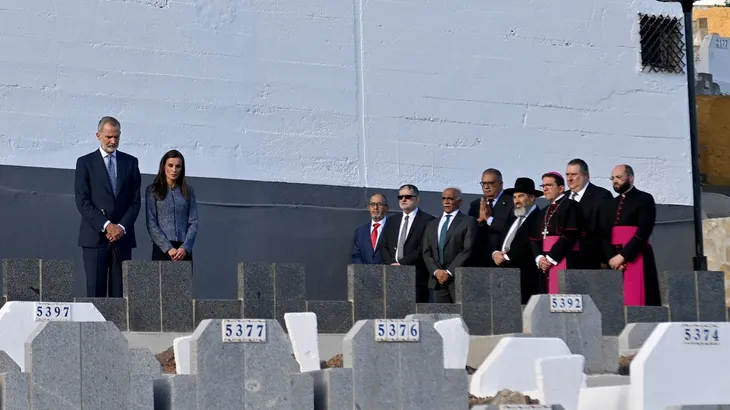 König Felipe und Königin Letiza während einer Trauerzeremonie für ums Leben gekommene Migranten am Dienstag in Ceuta