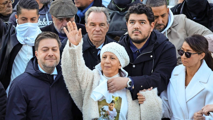 Amine Kessaci (Mitte) und seine Mutter bei einer Gedenkveranstaltung für Mehdi Kessaci in Marseille, in Begleitung des Bürgermeisters von Marseille, Benoît Payan, (links) und der Politikerin Sabrina Agresti-Roubache (rechts)