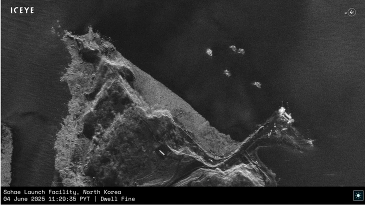 EIn Satellitenbild von Iceye zeigt einen Weltraumbahnhof in Nordkorea, an dem offenbar ein Pier gebaut wird.