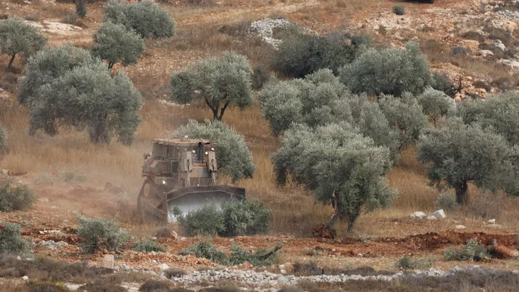 Israelisches Militärgerät entwurzelt Olivenbäume in der Nähe von Ramallah im Westjordanland