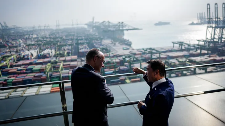 Kritische Töne gegenüber China: Bundeskanzler Friedrich Merz (CDU), hier mit dem Chef des singapurischen Hafenbetreibers PSA Ong Kim Pong.