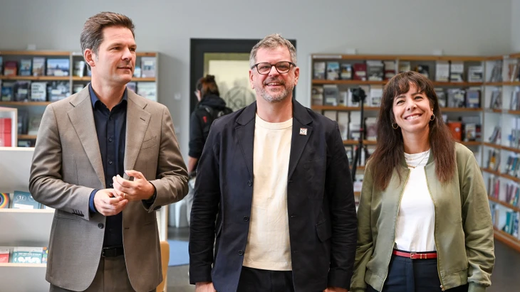 Vorerst keine Gespräche mehr: Steffen Krach (SPD, links), Werner Graf (Bündnis 90/Die Grünen) und Elif Eralp (Die Linke) bei einem gemeinsamen Termin vor der Wahl