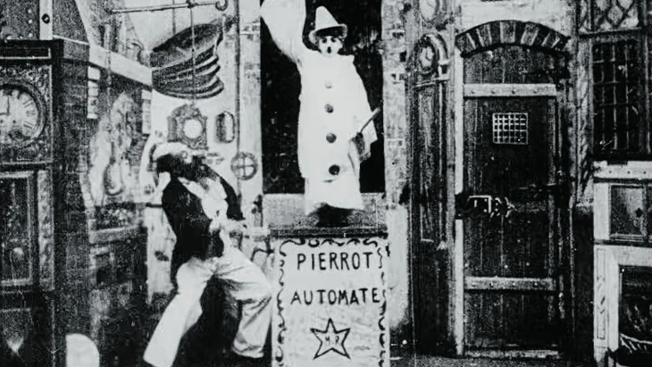 Wer hat hier den Hut auf: Der Clown Gugusse, der auf den widerspenstigen Automaten trifft, jedenfalls nicht.