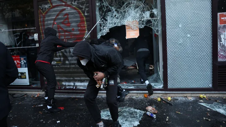 Plünderer räumen einen Supermarkt aus, inmitten von Zusammenstößen während eines Demonstrationstages gegen die hohen Lebenshaltungskosten und steigenden Kraftstoffpreise in Paris am 17. Oktober.