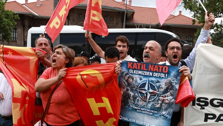 „Cockroach Janta Party“: Gewalt bei Protest der indischen „Kakerlaken-Bewegung“