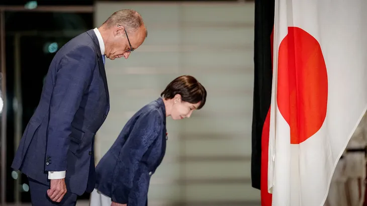 Verneigt sich vor den asiatischen Partnern: Bundeskanzler Friedrich Merz zu Besuch bei Sanae Takaichi, der Ministerpräsidentin von Japan