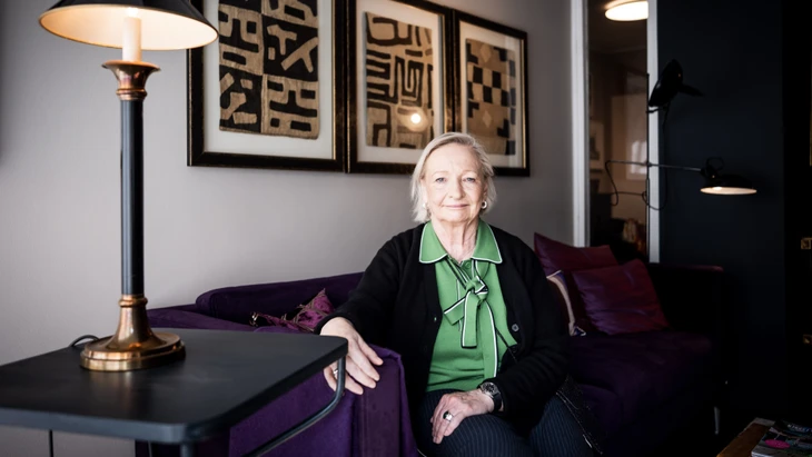 Lieber im Heute als im Gestern leben: Juliane Dörschel ist Kreativdirektorin bei Lambert. Das Unternehmen aus Mönchengladbach verkauft Möbel, Interieurs, Dekorationen und Wohnaccessoires. Im Wohnzimmer ihrer Schwester in Düsseldorf, wo wir Juliane Dörschel fotografiert haben, stehen von Lambert das Sofa Keating und die Stehleuchte Switch on.