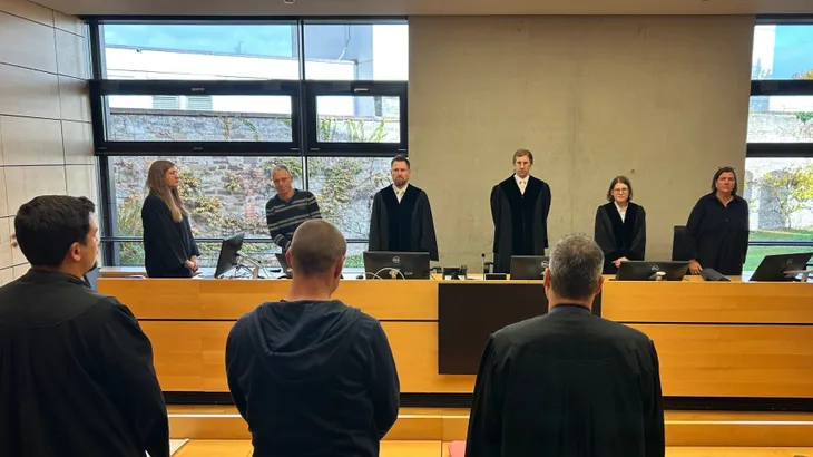In Würzburg: Die Kammer im Prozess um den gewaltsamen Tod der Dreizehnjährigen auf einem Reiterhof, im Vordergrund der Angeklagte (Mitte) und seine beiden Verteidiger