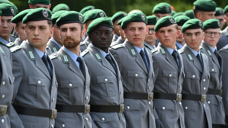 Soldaten schwören bei einem feierlichen Gelöbnis vor dem Düsseldorfer Landtag im Oktober 2024, „der Bundesrepublik Deutschland treu zu dienen und das Recht und die Freiheit des deutschen Volkes tapfer zu verteidigen“.