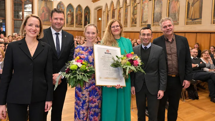 Im Kaisersaal: Marie-Catherine Gräfin Douglas, Martin Haustein, Leonore Dahlhoff, Anke Karen Meyer, Oberbürgermeister Mike Josef und Björn Gottstein (von links)