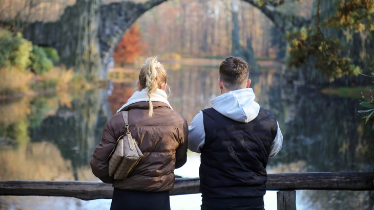 Kennenlernen im Park: Wenn man jemanden im echten Leben anspricht, bekommt man sofort eine unmittelbare Rückmeldung – das kann hilfreich sein.