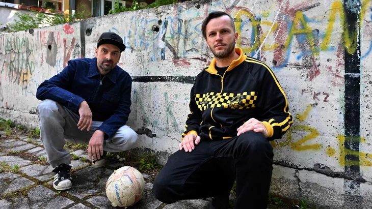 Ballsicher: Keyboarder Brano Jakubović (links) und Bassist Vedran Mujagić von der bosnischen Band Dubioza Kolektiv