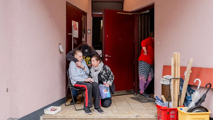 Ende einer Ära: Ricky Wild (links) muss ihre „La Gata“-Bar räumen. Acht Frauen sind gekommen, um die 85 Jahre alte Wirtin an diesem Tag zu trösten.