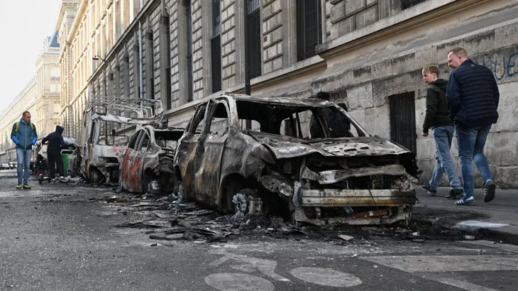 „Der Aufstand ist da“: Verkohlte Autos in Paris nach dem landesweiten Protest gegen hohe Lebenshaltungskosten.