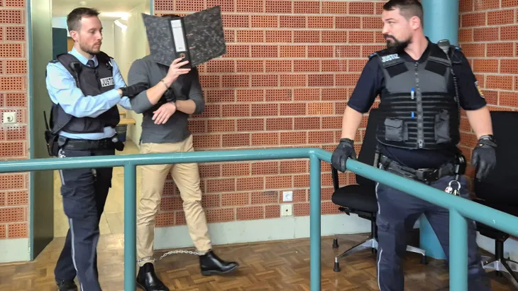Das Gesicht verdeckt er mit einem Aktenordner: Der Angeklagte Mitte Oktober im Landgericht Konstanz