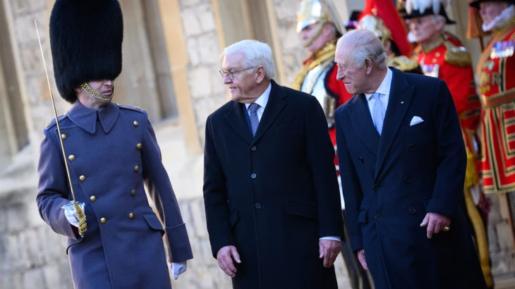 Bundespräsident Frank-Walter Steinmeier wird von König Charles III. am Schloss Windsor mit militärischen Ehren begrüßt.