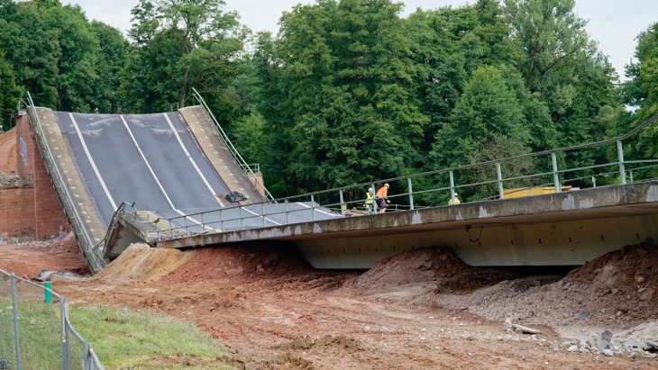 Nach der Sprengung der Talbrücke an der Bundesstraße 45 in Bad König im Odenwald soll in wenigen Tagen mit dem Neubau der Brücke begonnen werden.