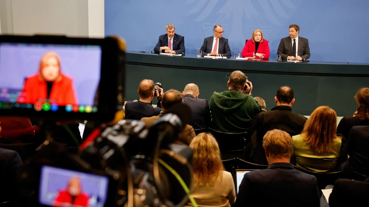 Bundeskanzler Friedrich Merz (CDU) und seine Spitzenkoalitionäre wollten mit einer neuen „Entlastungsprämie“ Beschäftigte erfreuen. Doch die Freude stellt sich nicht recht ein.