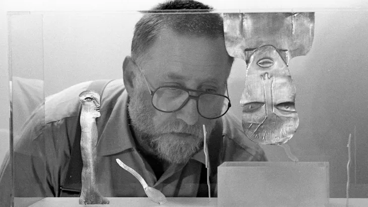 Der Kopfstand der Kunst ist auch ihm wichtig: Horst Antes inspiziert das Arrangement seines Votivs „Der Kopf hängt herunter“ in Blattgold anlässlich einer Ausstellung der Hamburger Akademie der Künste.